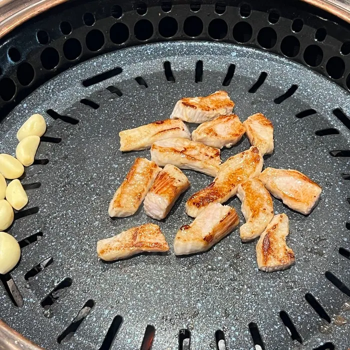 숯불에 굽기 시작한 항정살