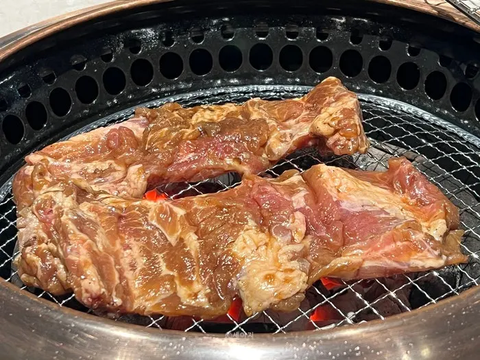 수제갈비를 위한 숯불 교체