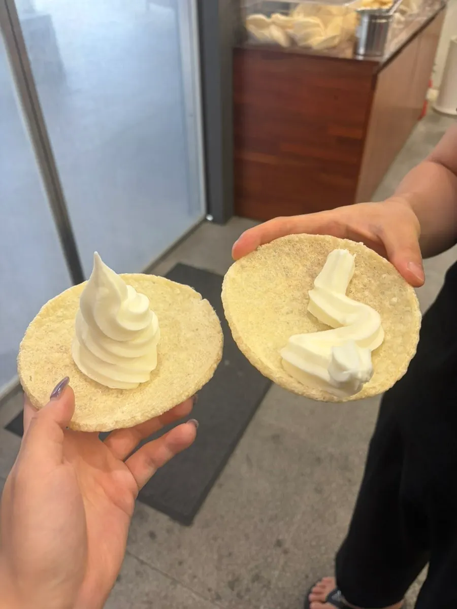 Self-service ice cream machine and puffed rice cracker