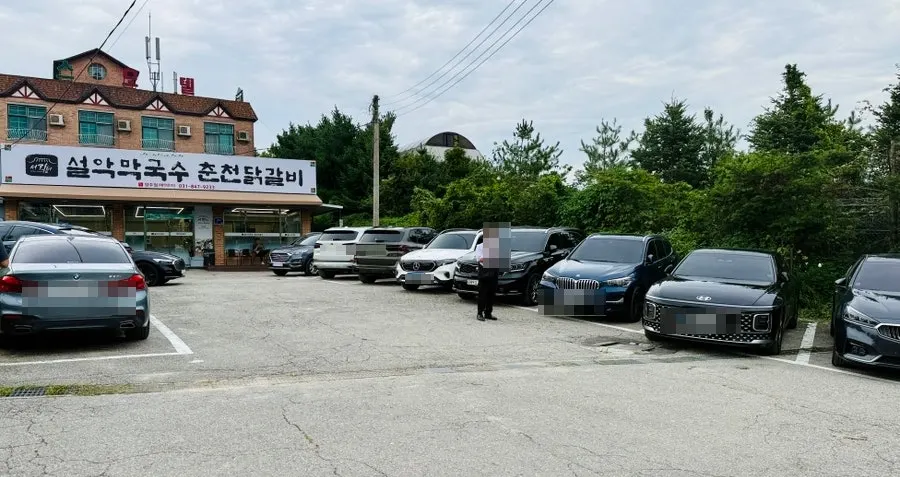 매장 앞 무료 주차장 전경