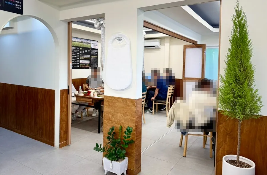 슬라이딩 도어로 분리된 단체 식사 공간