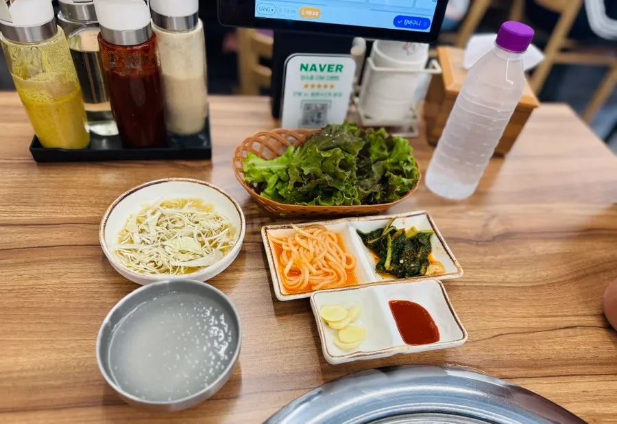 무생채와 동치미 등 기본 반찬 한 상