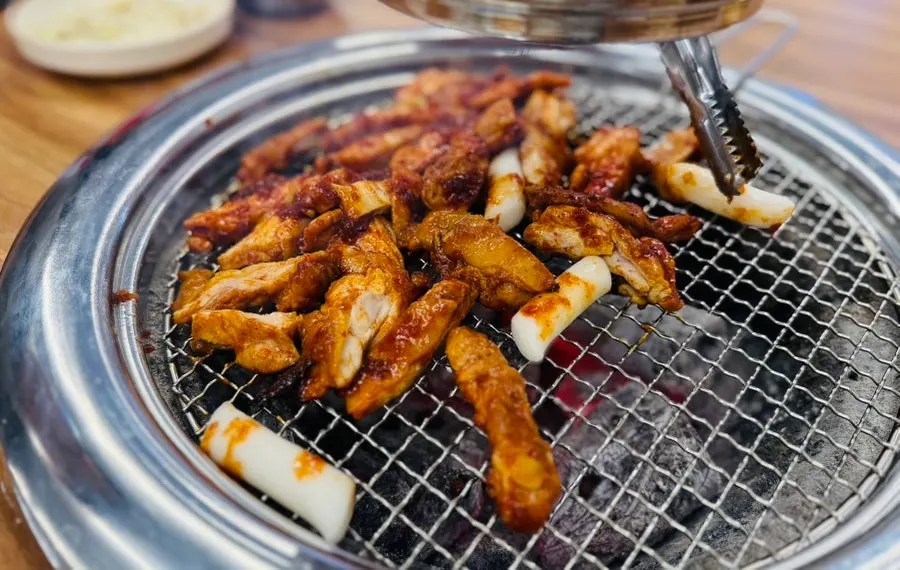 숯불에 올라간 숯불닭갈비 2인분