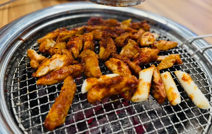 초벌된 숯불닭갈비 상차림