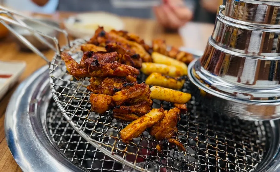 그릴을 덧댄 숯불 위 닭갈비