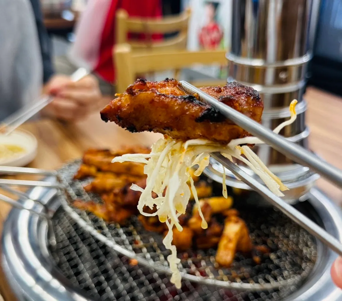 양배추와 함께 먹는 숯불닭갈비 한 점