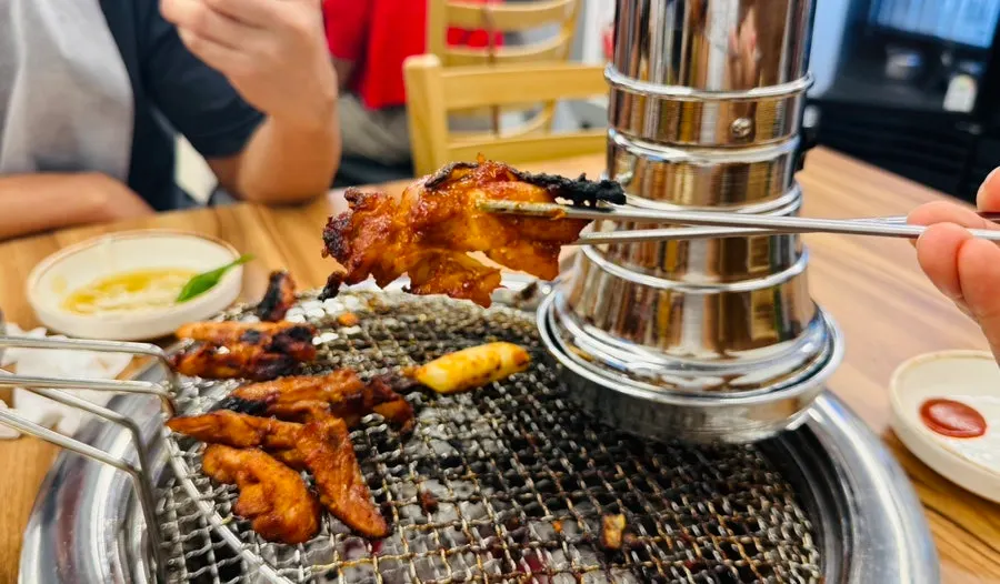 쌈으로 싸 먹는 숯불닭갈비