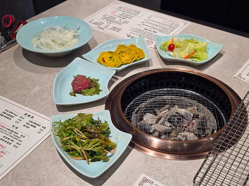 정갈하게 준비된 다양한 밑반찬