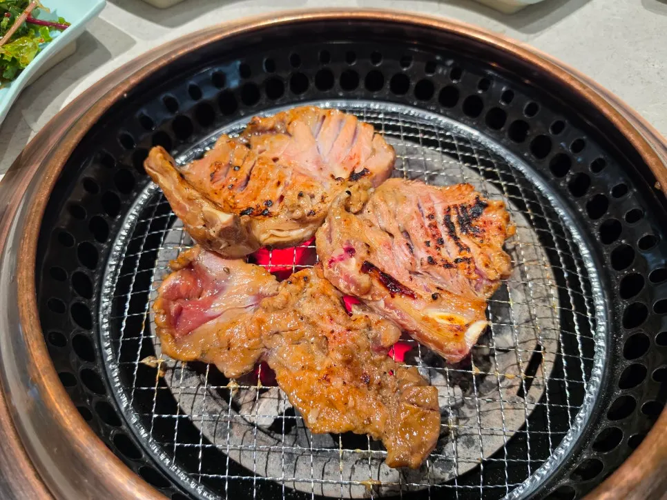 숯불에서 익어가는 양념갈비