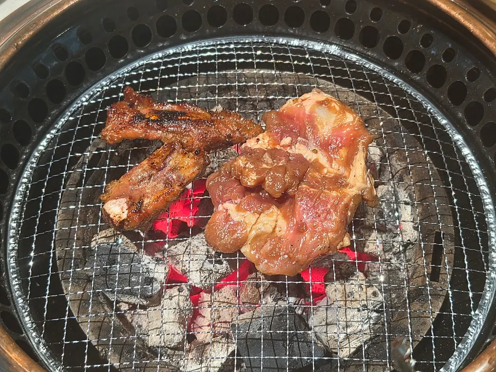 쌈과 함께 먹는 양념갈비 한 점