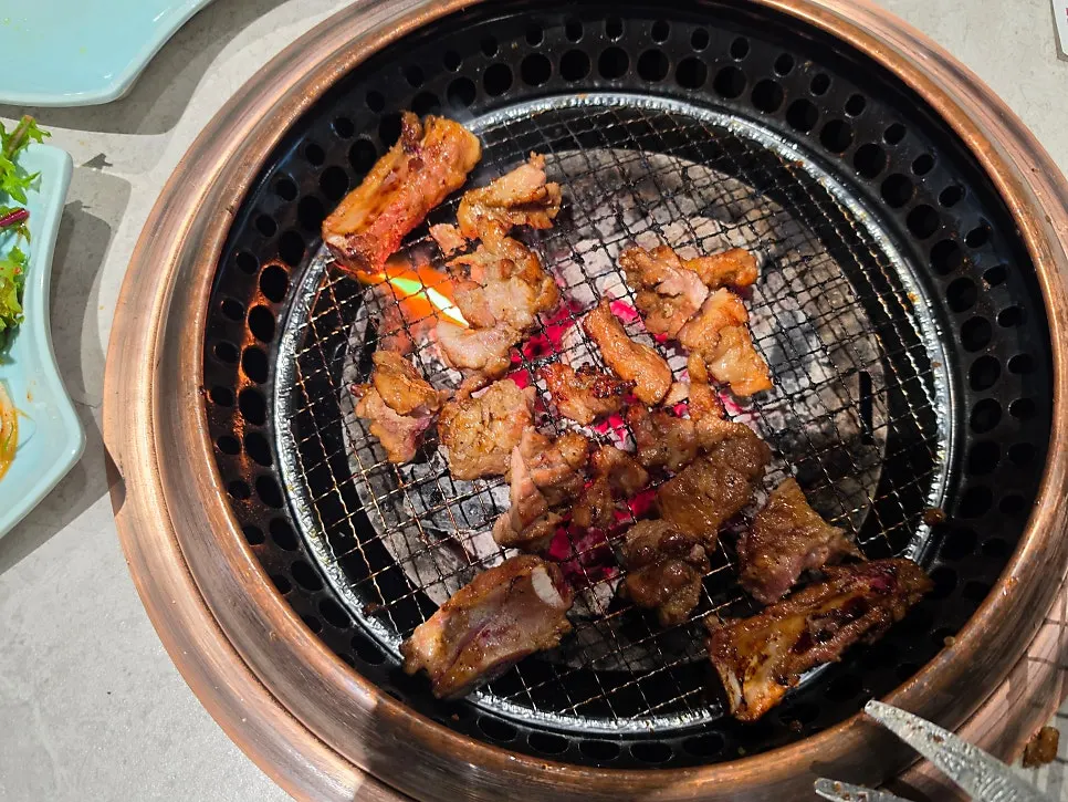 갈비와 밑반찬을 함께 즐긴 가족 외식 상