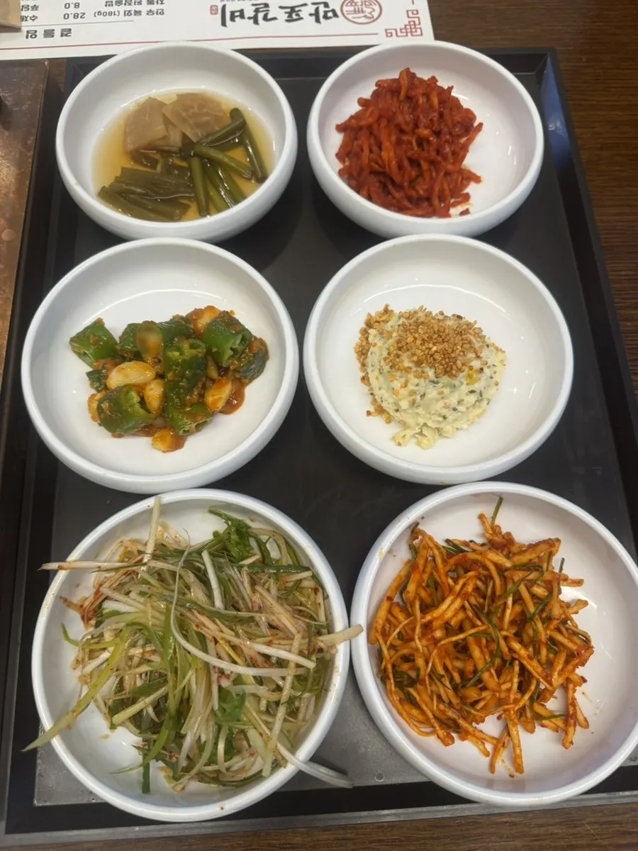Manpo Galbi's basic side dish spread