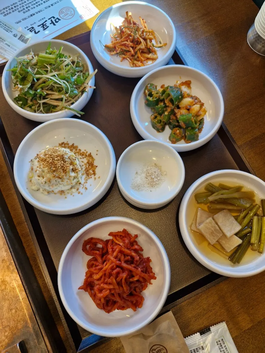 만포갈비 기본찬이 차려진 상차림