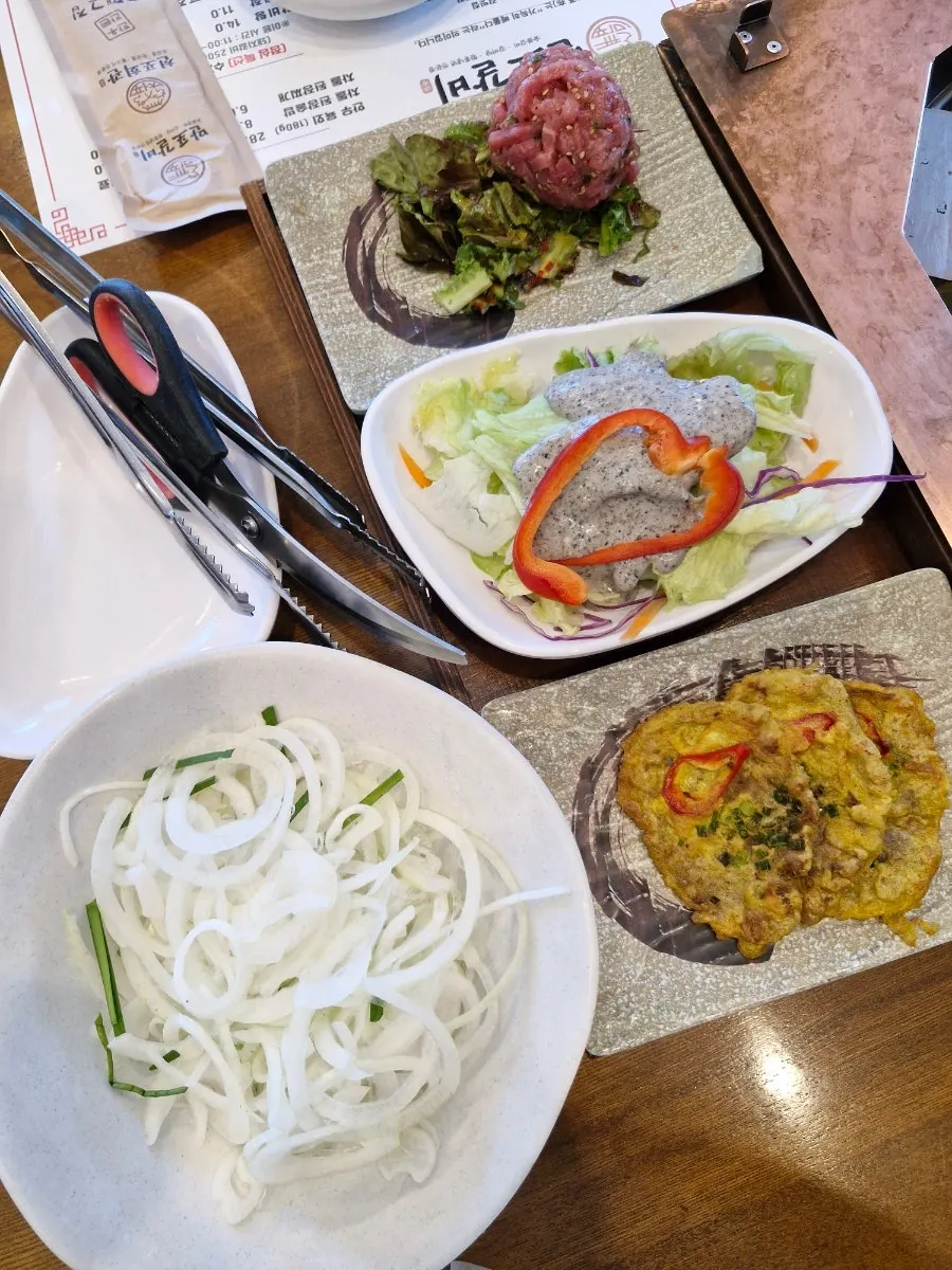 푸짐하게 깔린 만포갈비 밑반찬