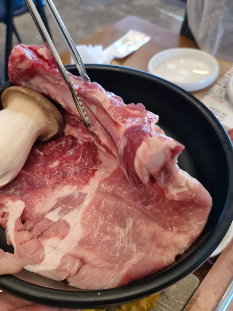 한돈 생갈비 생고기 접시