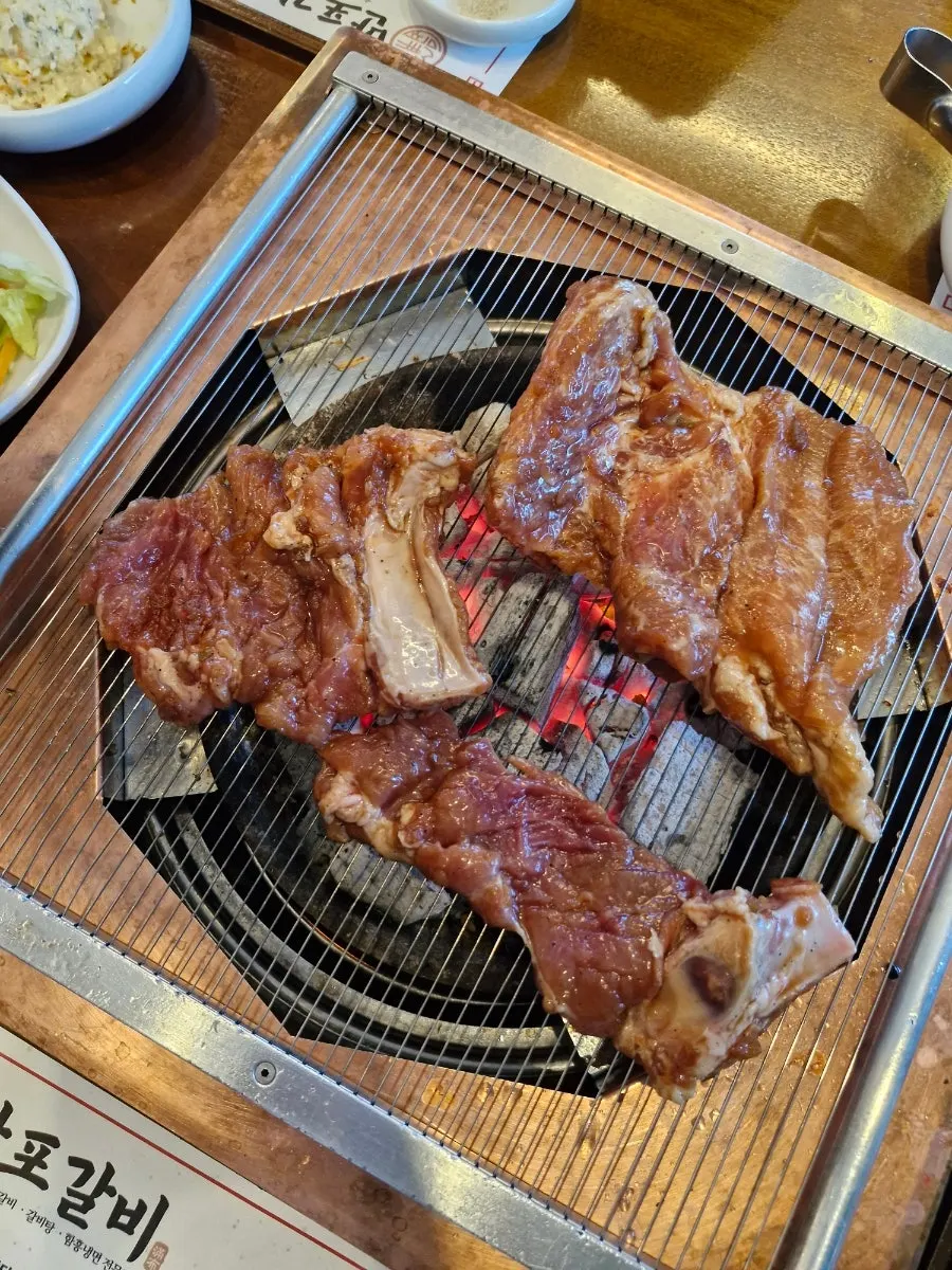 숯불에 구워진 생갈비