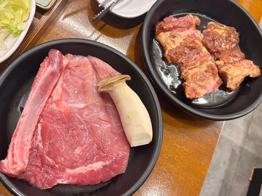 한돈 생갈비와 수제갈비가 적힌 메뉴판