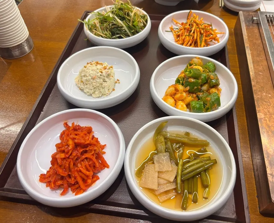 테이블에 올려진 벌겋게 달아오른 숯