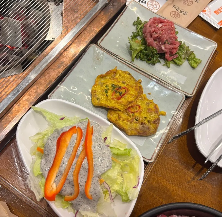 숯불 화로가 놓인 구이 불판