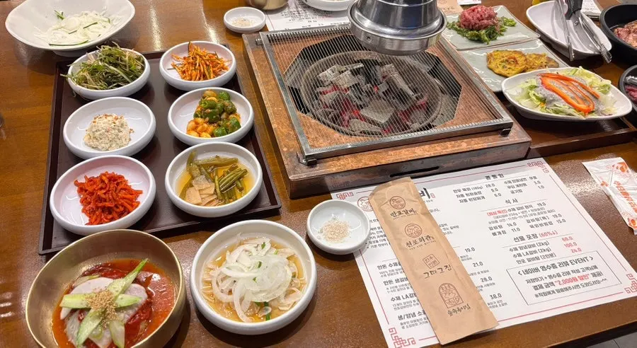 숯불 위 석쇠가 준비된 테이블