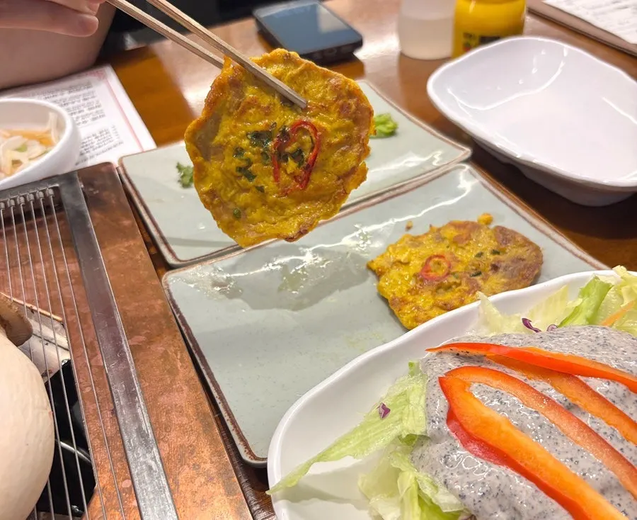 육회와 육전이 포함된 기본 반찬 한 상