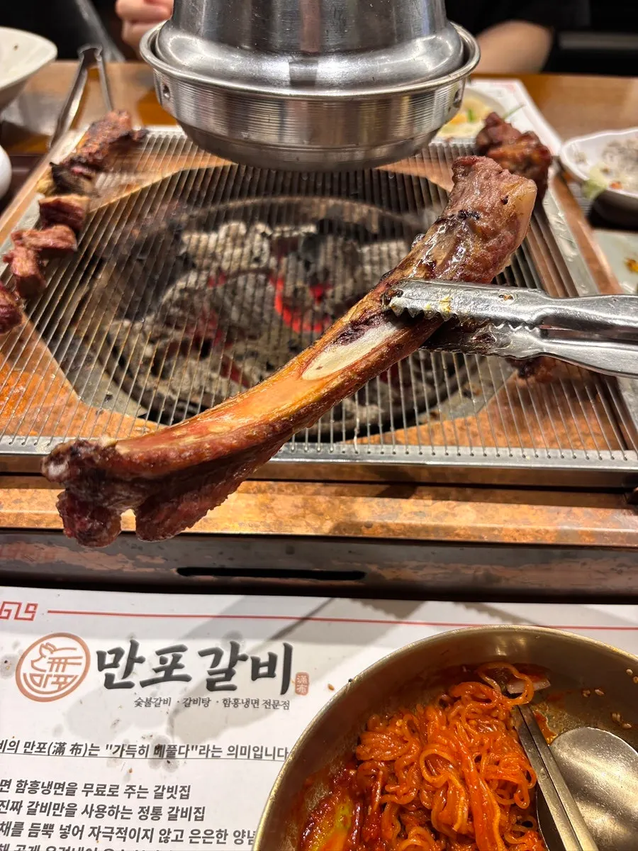 숯불 위에서 구워지는 한돈 생갈비