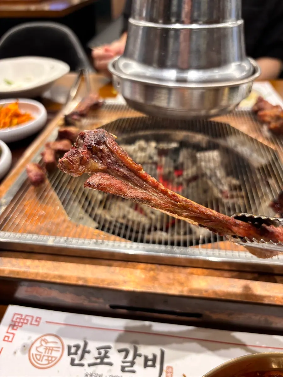 뼈가 붙은 생갈비를 굽는 모습