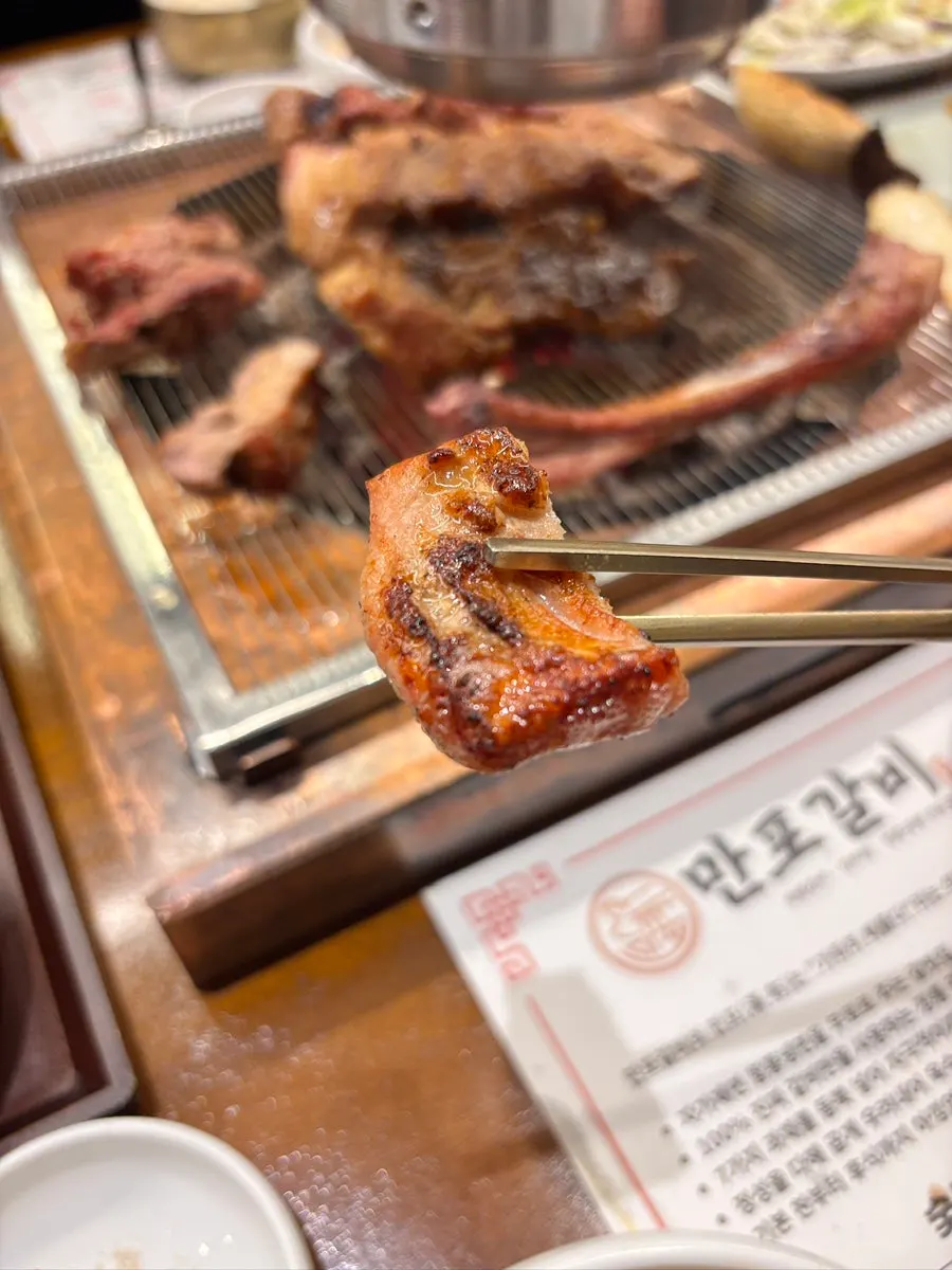 다 익은 도톰한 생갈비 한 점