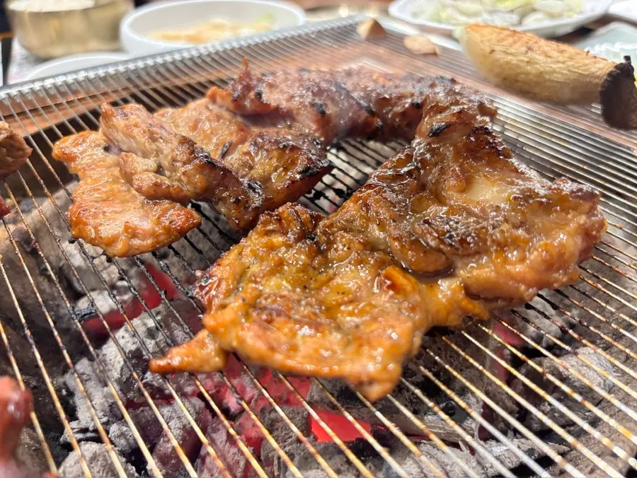 양념에 재운 한돈 수제갈비 접시