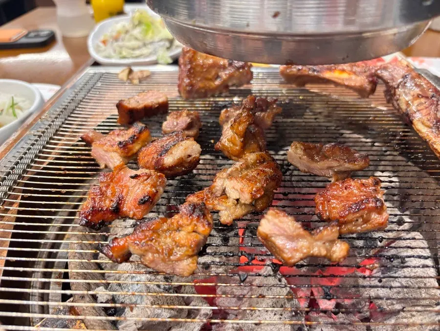 불판 위에서 익어가는 양념 수제갈비