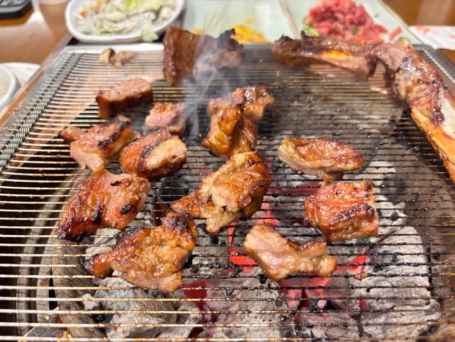 노릇하게 구워진 수제 양념돼지갈비