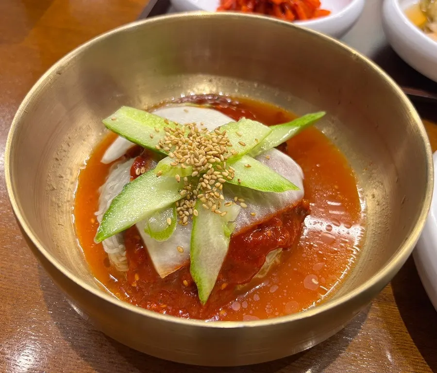 수제갈비 한 점을 집어 든 모습