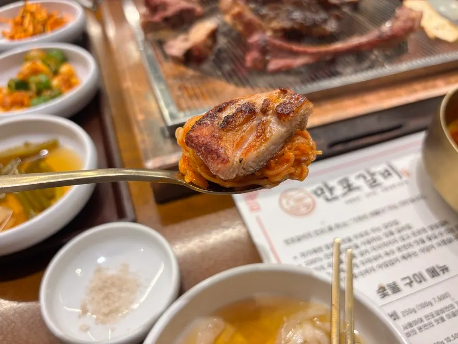 배와 오이가 올라간 물냉면과 비빔냉면