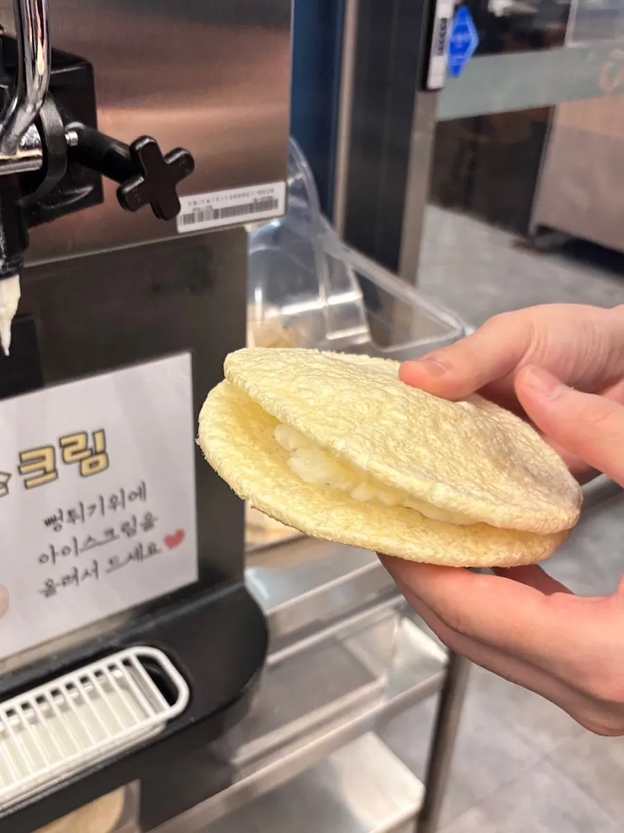 후식 커피를 담은 얼음컵