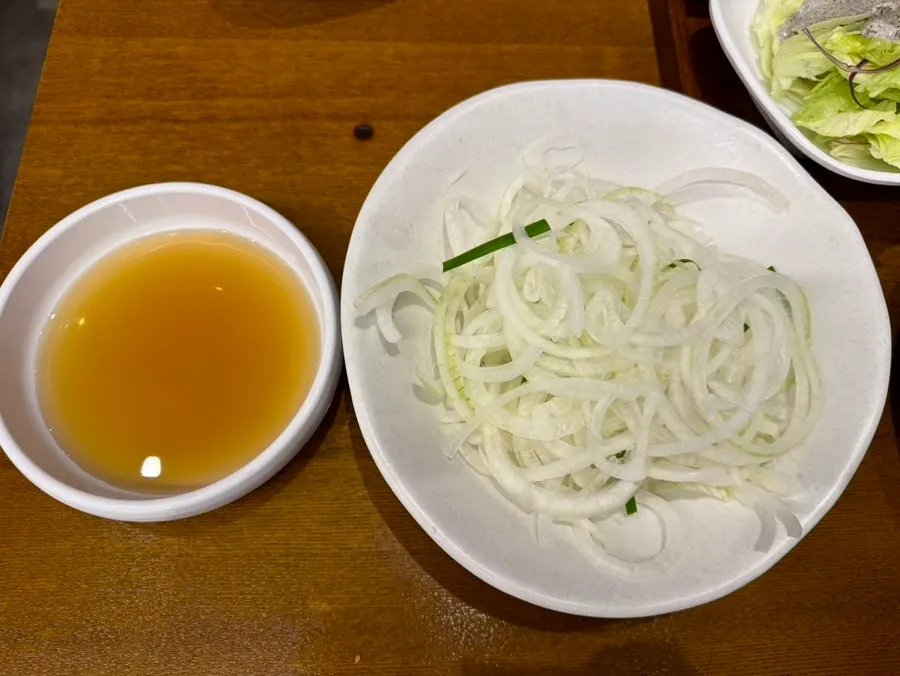 한 상 가득 차려진 만포갈비 기본 밑반찬