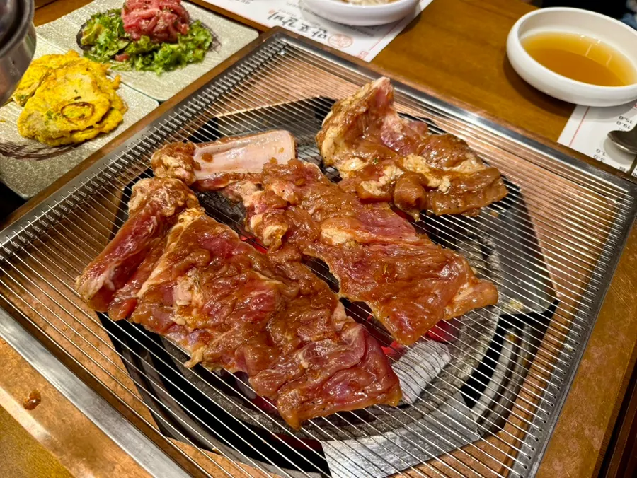 불판 가득 올린 한돈 수제갈비 갈빗대