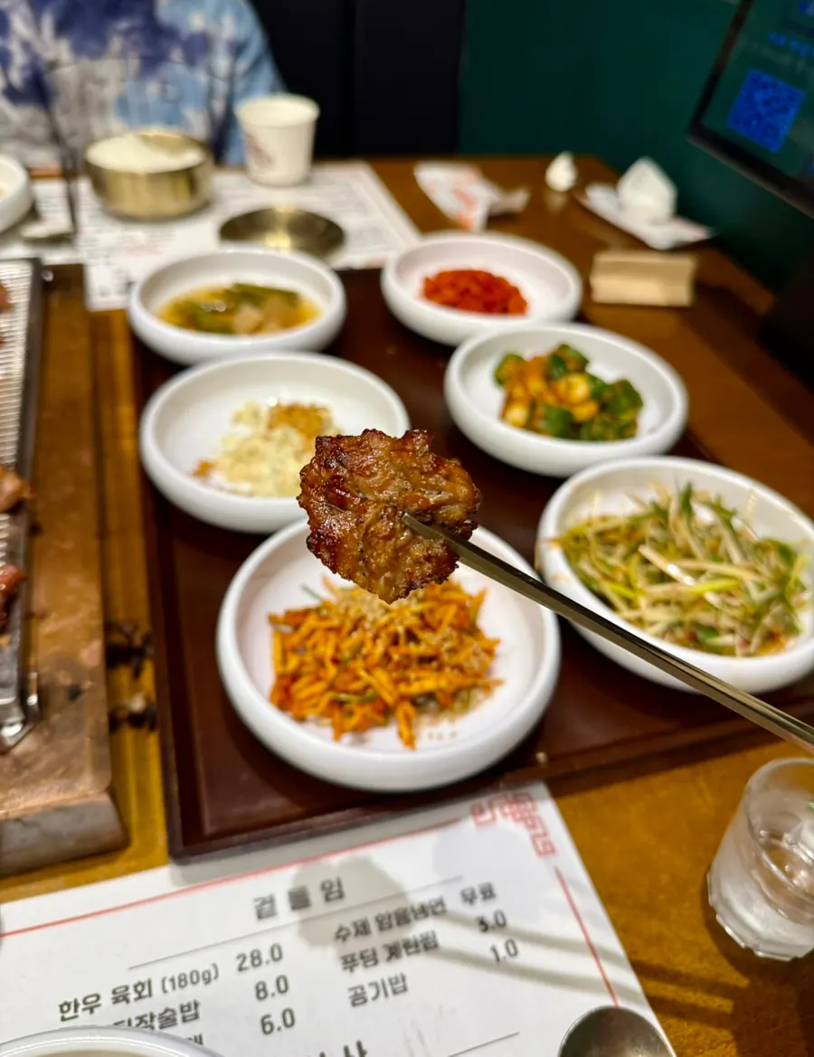먹기 좋게 잘라 숯불에 굽는 양념갈비