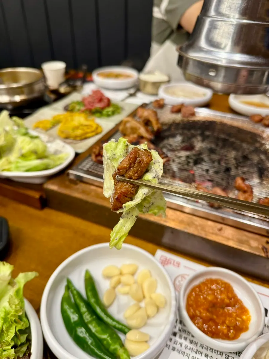 잘 구워진 한돈 갈비살 한 점