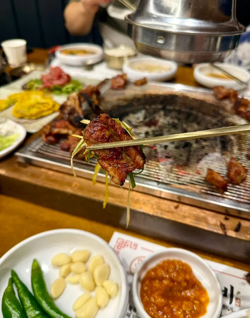 과채 양념에 재운 한돈 돼지갈비 클로즈업