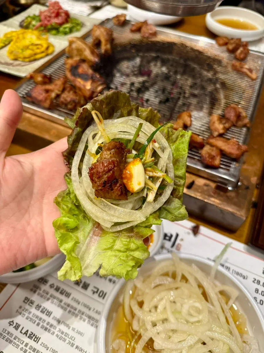 양상추샐러드에 올린 돼지갈비