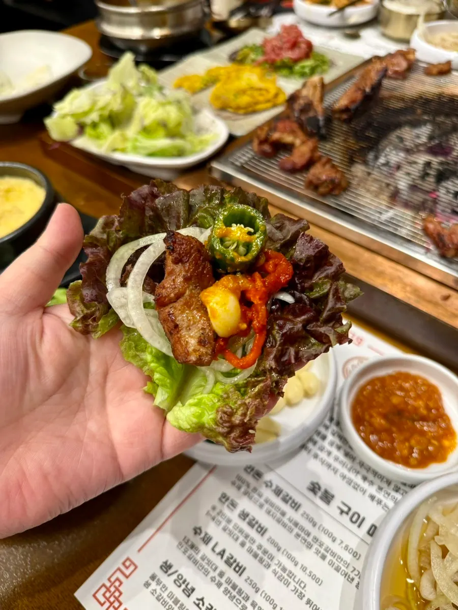 상추쌈에 양파절임과 무생채를 올린 갈비쌈