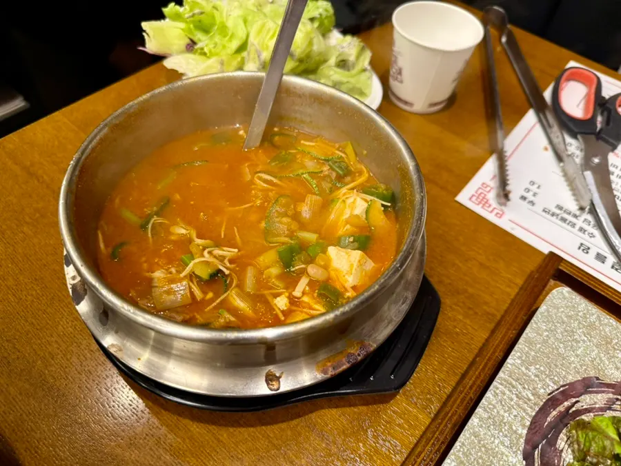 뚝배기에 펄펄 끓는 차돌 된장찌개