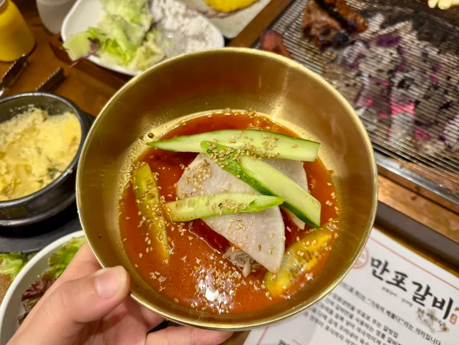 오이와 무쌈을 올린 함흥 비빔냉면
