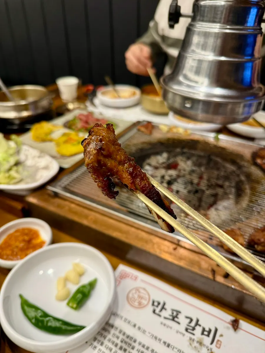 찰진 자가제면 냉면 면발 들어올린 모습
