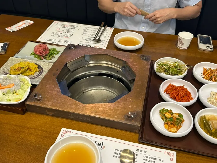 육전과 육회가 포함된 밑반찬 한상
