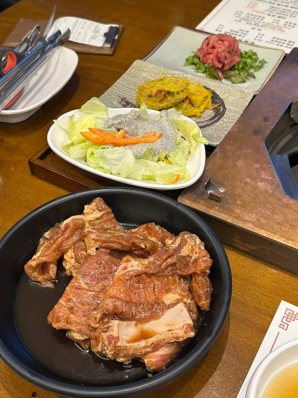 접시에 담긴 만포갈비 양념 돼지갈비
