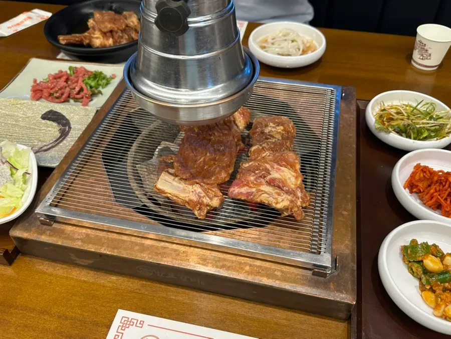 불판에 올린 양념 돼지갈비