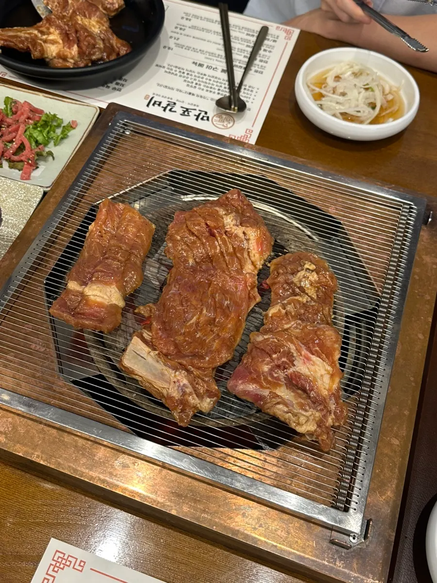 노릇하게 익어가는 양념갈비