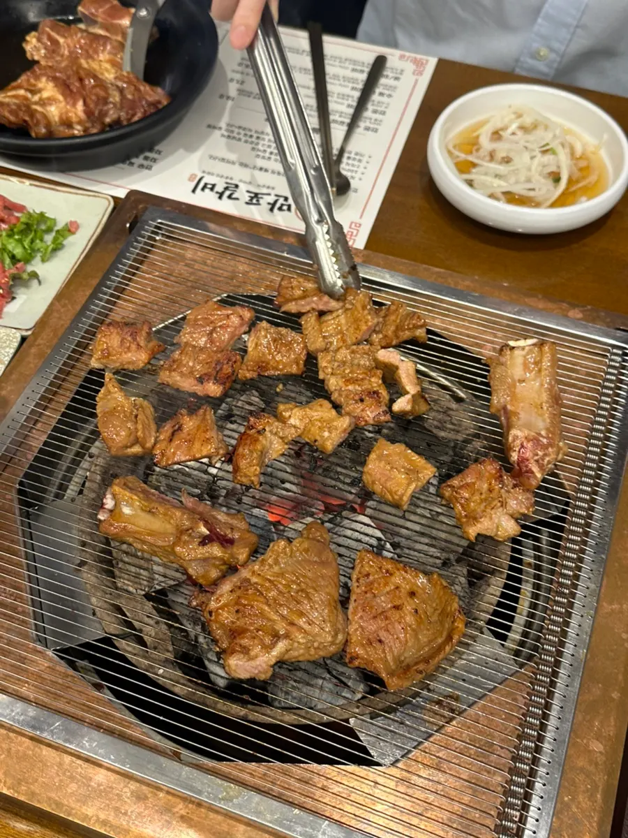 다 익은 한돈 수제갈비 한 점