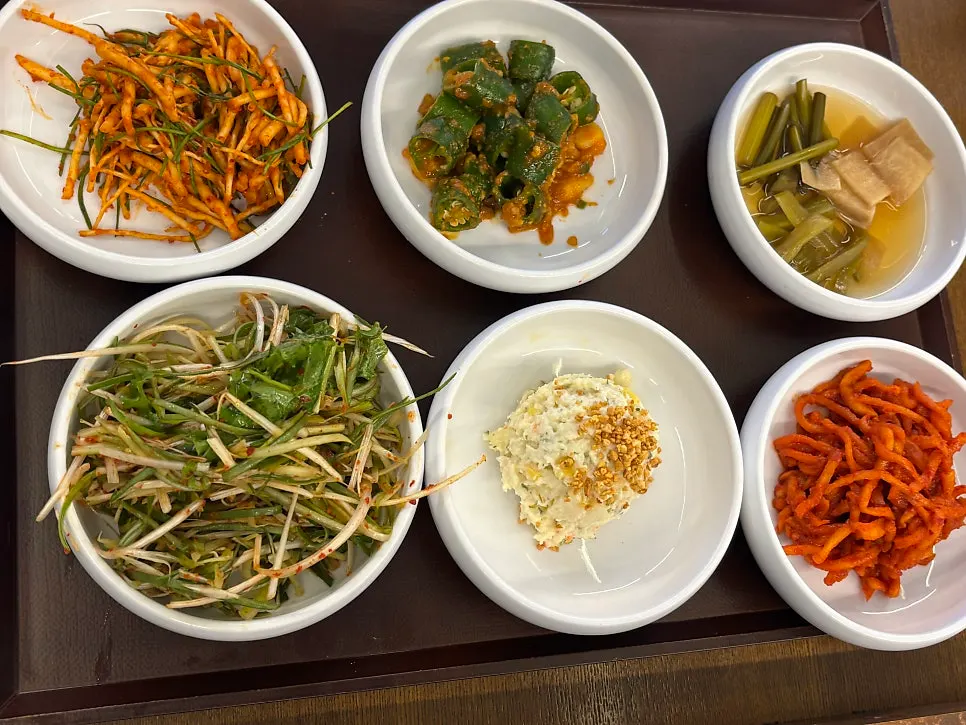 Basic side dishes served with a meat order